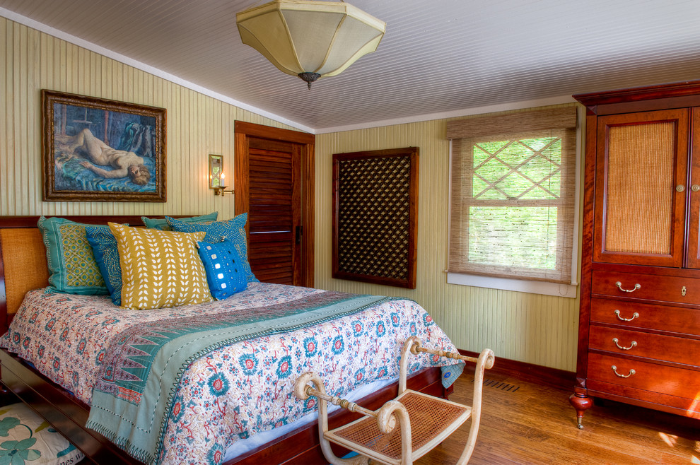 中くらいなビーチスタイルのおしゃれな客用寝室 (黄色い壁、無垢フローリング)