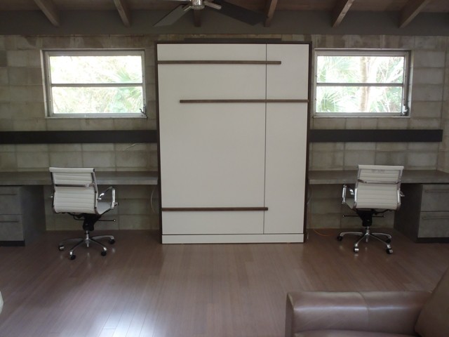 Inspiration pour un petit bureau minimaliste avec un mur gris, un sol en bois brun et aucune cheminée.