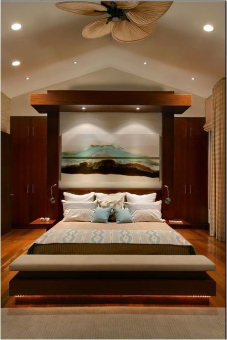Ejemplo de dormitorio principal tradicional renovado grande con paredes beige y suelo de madera en tonos medios