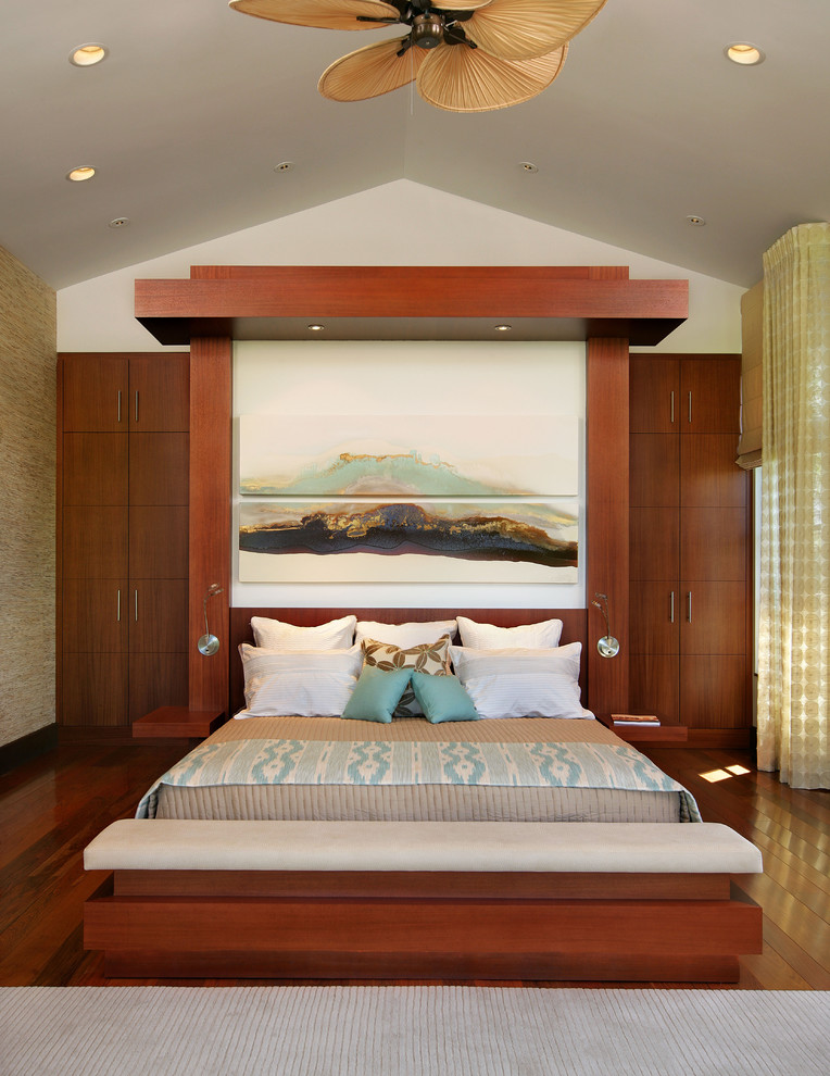 Foto de habitación de invitados tropical de tamaño medio sin chimenea con paredes blancas y suelo de madera en tonos medios