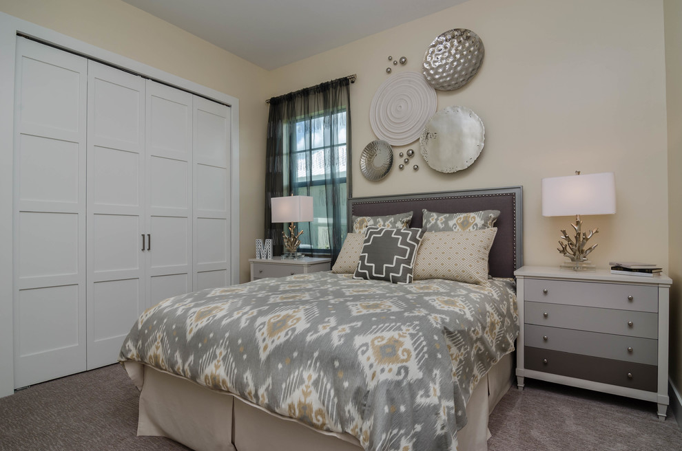 На фото: гостевая спальня (комната для гостей) в морском стиле с ковровым покрытием с