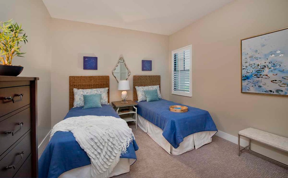 Идея дизайна: гостевая спальня среднего размера, (комната для гостей) в морском стиле с бежевыми стенами, ковровым покрытием и коричневым полом