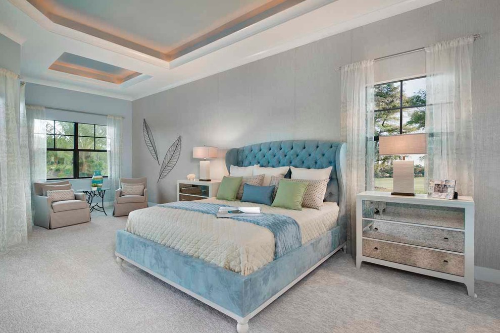 На фото: большая хозяйская спальня в морском стиле с бежевыми стенами, ковровым покрытием и бежевым полом с