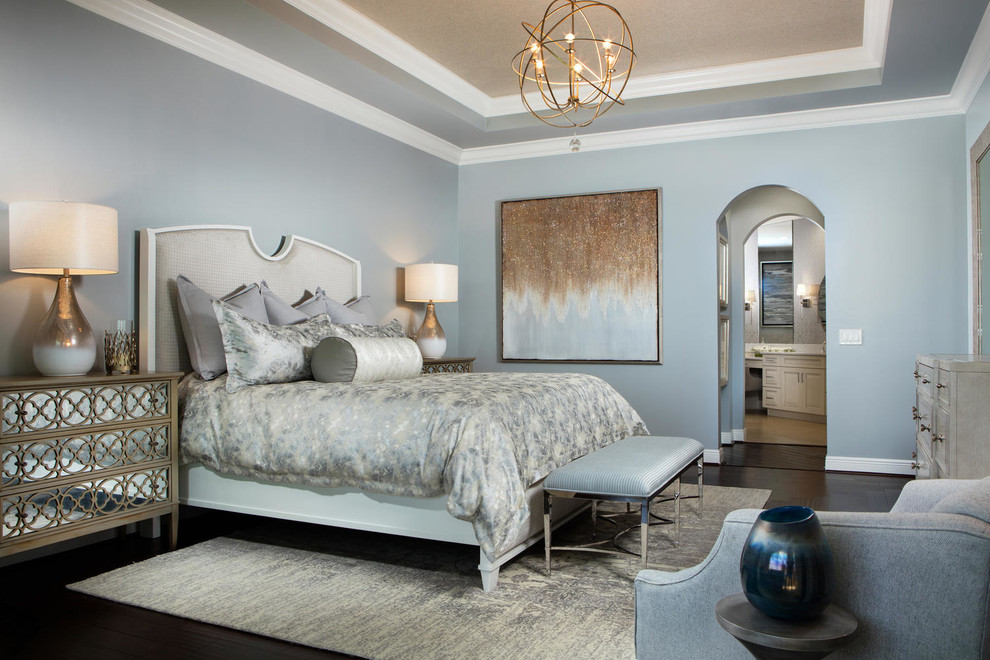 Großes Maritimes Hauptschlafzimmer ohne Kamin mit blauer Wandfarbe und dunklem Holzboden in Miami