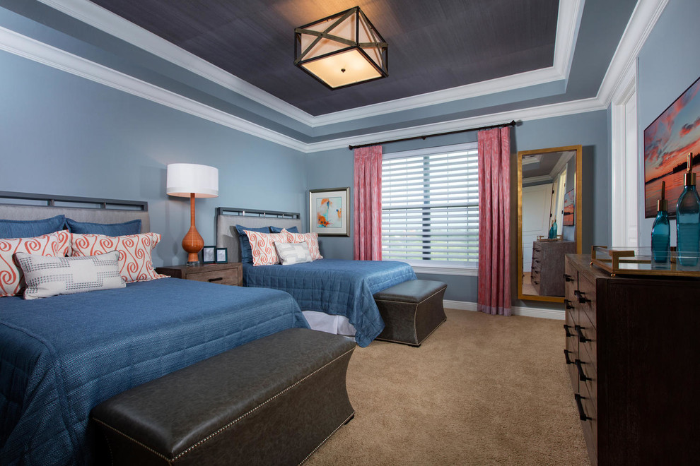 Imagen de habitación de invitados marinera de tamaño medio sin chimenea con paredes azules, moqueta y suelo beige