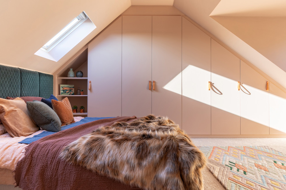 Свежая идея для дизайна: спальня в современном стиле с ковровым покрытием и бежевым полом - отличное фото интерьера