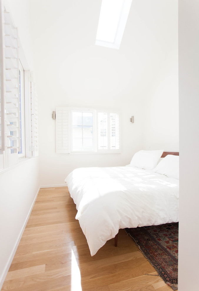 Идея дизайна: маленькая хозяйская спальня в современном стиле с белыми стенами и светлым паркетным полом без камина для на участке и в саду