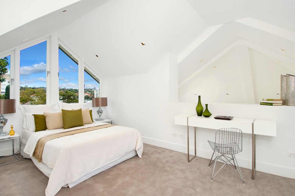 Immagine di una camera da letto stile loft classica di medie dimensioni con pareti bianche, moquette, nessun camino e pavimento beige