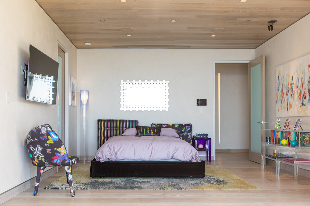 Ispirazione per una camera da letto design con pareti beige, parquet chiaro e pavimento beige