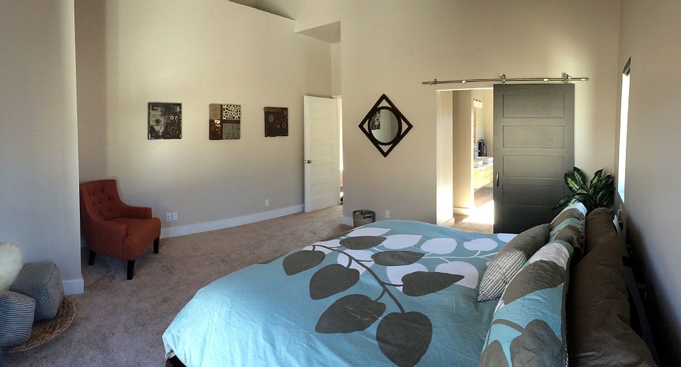 Kleines Industrial Hauptschlafzimmer mit beiger Wandfarbe und Teppichboden in Denver