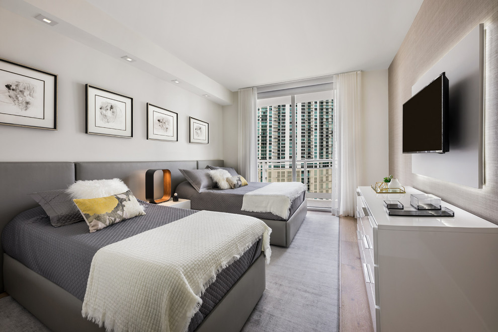 Idee per una camera degli ospiti design con pareti beige, pavimento in marmo e pavimento beige