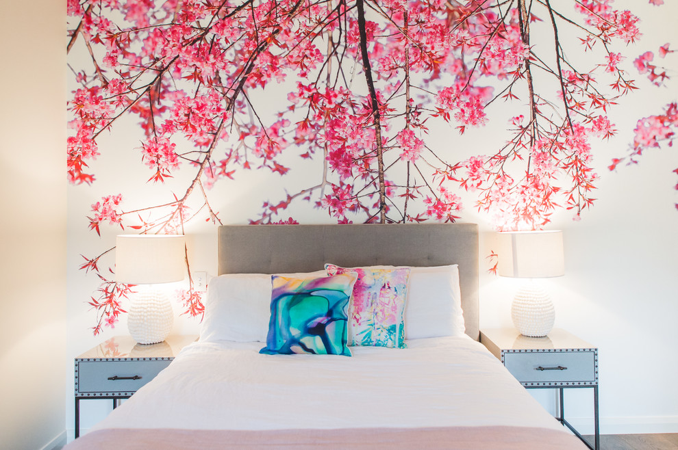 Idée de décoration pour une très grande chambre d'amis grise et rose tradition avec un mur multicolore et parquet foncé.