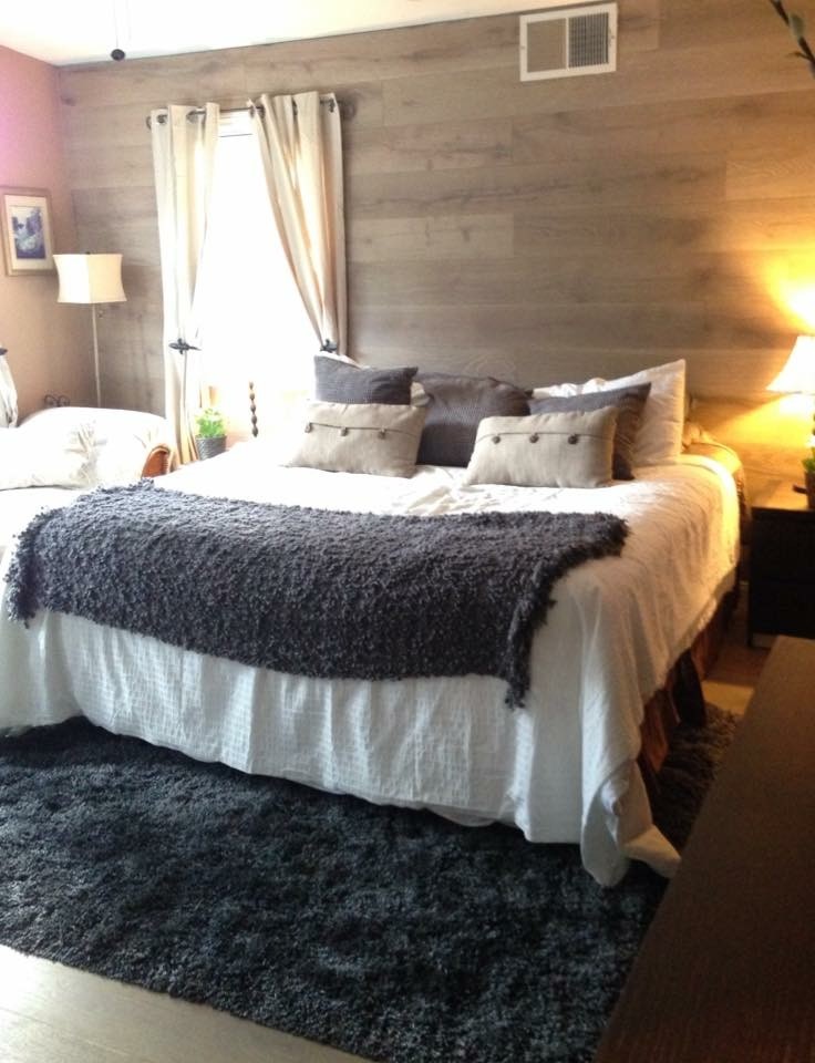 Идея дизайна: большая хозяйская спальня в морском стиле с коричневыми стенами, полом из керамогранита и коричневым полом без камина