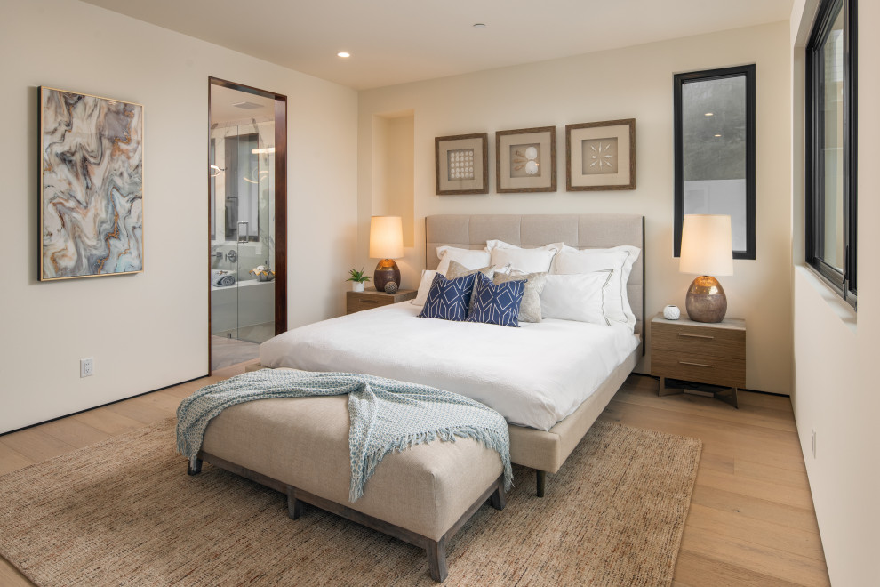 サンディエゴにある中くらいなコンテンポラリースタイルのおしゃれな主寝室 (白い壁、淡色無垢フローリング、暖炉なし、ベージュの床) のレイアウト