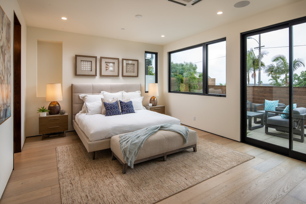 Mittelgroßes Modernes Hauptschlafzimmer ohne Kamin mit weißer Wandfarbe, hellem Holzboden und weißem Boden in San Diego