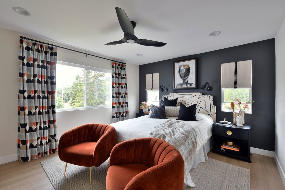 Modernes Hauptschlafzimmer mit braunem Holzboden und braunem Boden in San Diego