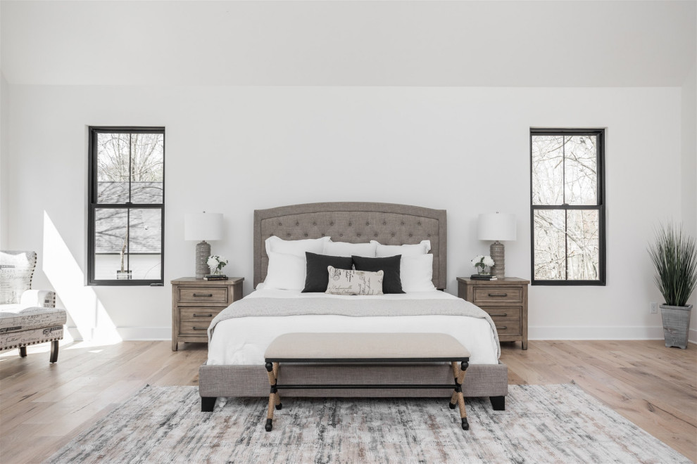インディアナポリスにある広いトランジショナルスタイルのおしゃれな主寝室 (白い壁、無垢フローリング、ベージュの床、グレーとブラウン) のレイアウト