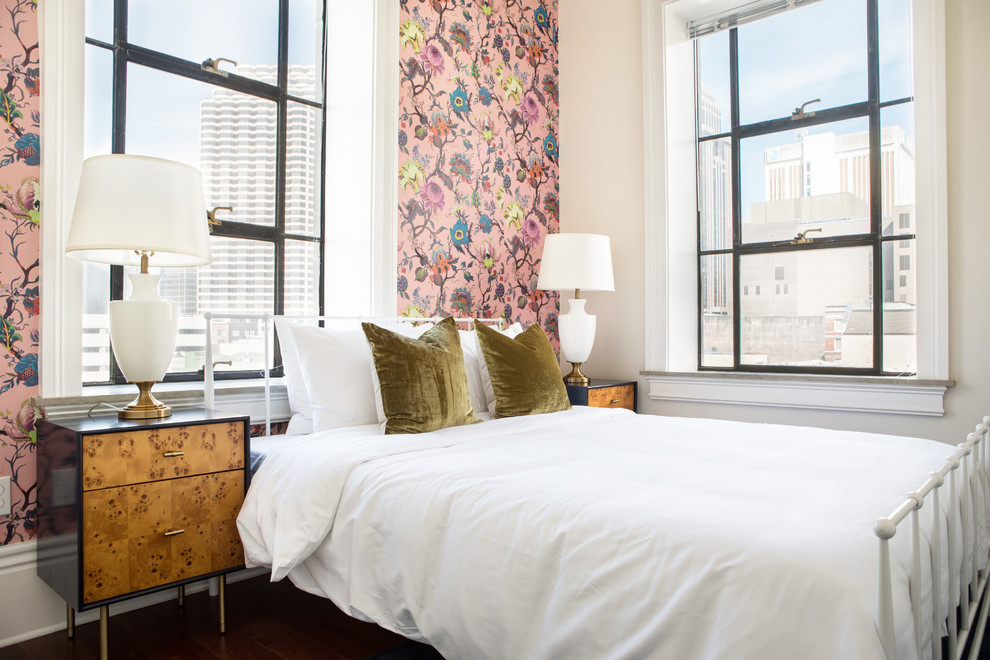 ニューオリンズにあるトランジショナルスタイルのおしゃれな寝室 (ピンクの壁、無垢フローリング、茶色い床、アクセントウォール)