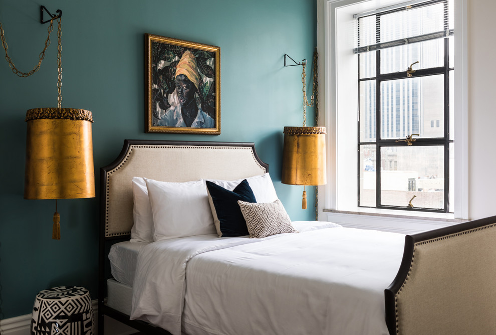На фото: спальня в стиле неоклассика (современная классика) с синими стенами и акцентной стеной