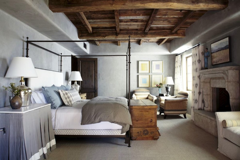 Стильный дизайн: большая спальня в средиземноморском стиле с серыми стенами, ковровым покрытием, стандартным камином и фасадом камина из бетона - последний тренд