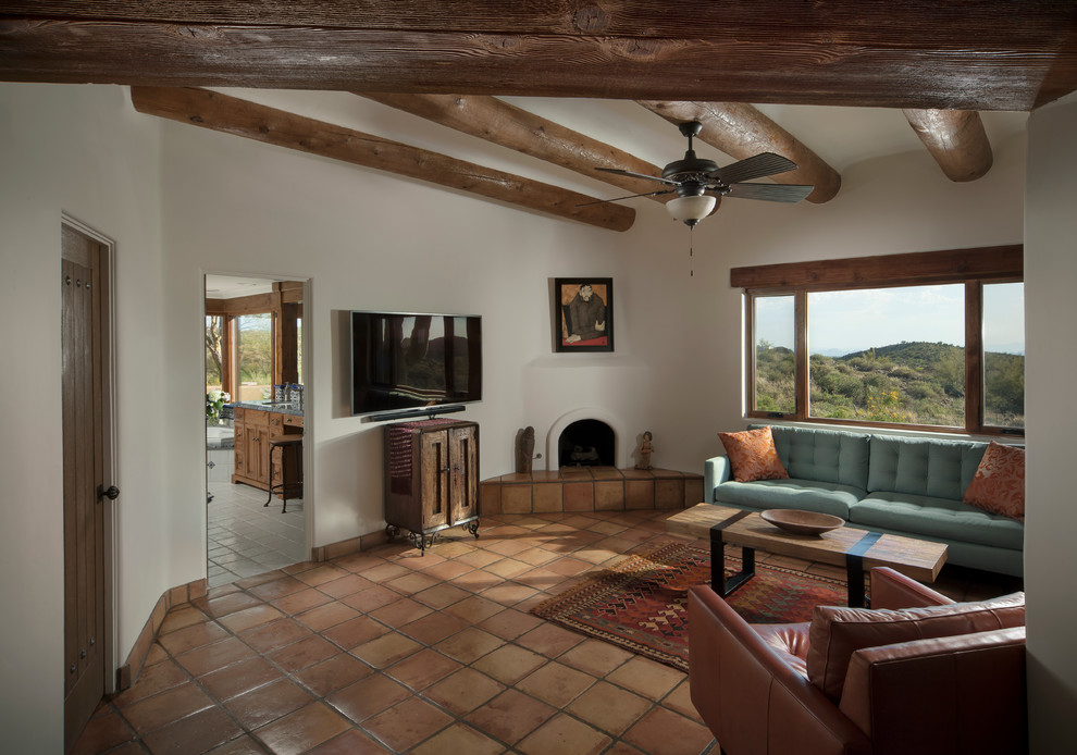 フェニックスにある中くらいなラスティックスタイルのおしゃれな主寝室 (白い壁、テラコッタタイルの床、コーナー設置型暖炉、漆喰の暖炉まわり) のレイアウト