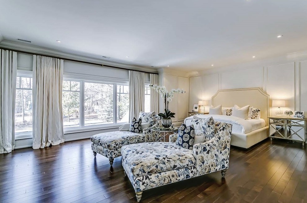 Geräumiges Klassisches Hauptschlafzimmer mit weißer Wandfarbe und dunklem Holzboden in Toronto