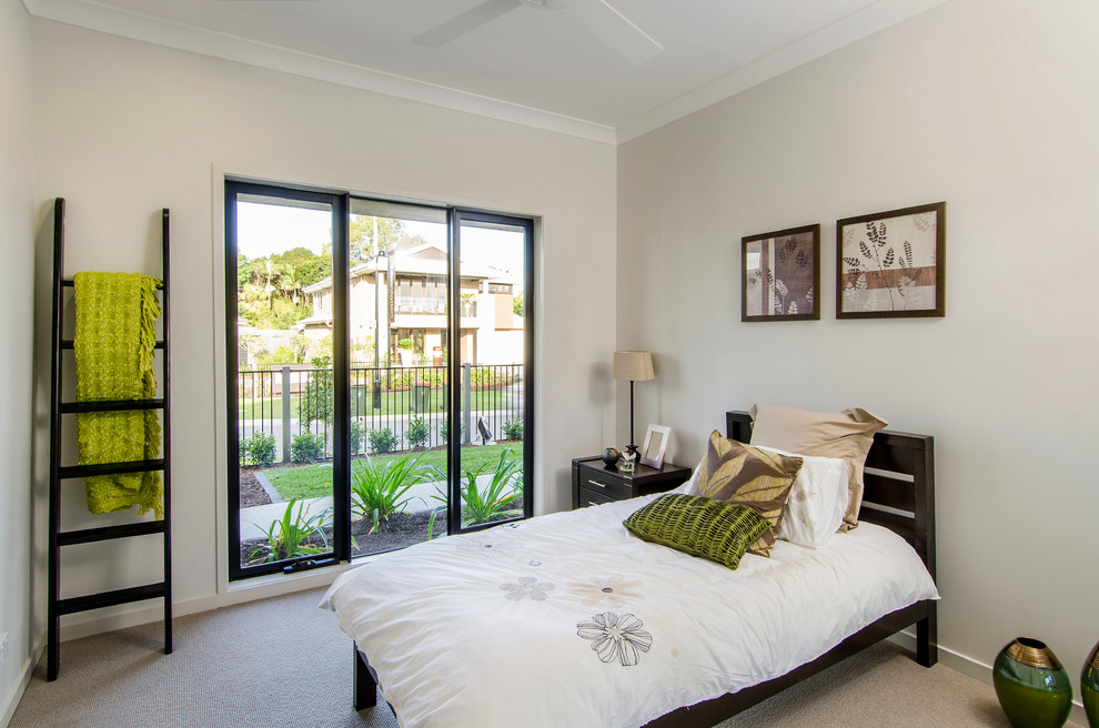 Mittelgroßes Modernes Gästezimmer ohne Kamin mit weißer Wandfarbe und Teppichboden in Brisbane