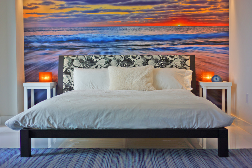 Immagine di una camera da letto tropicale con pareti multicolore