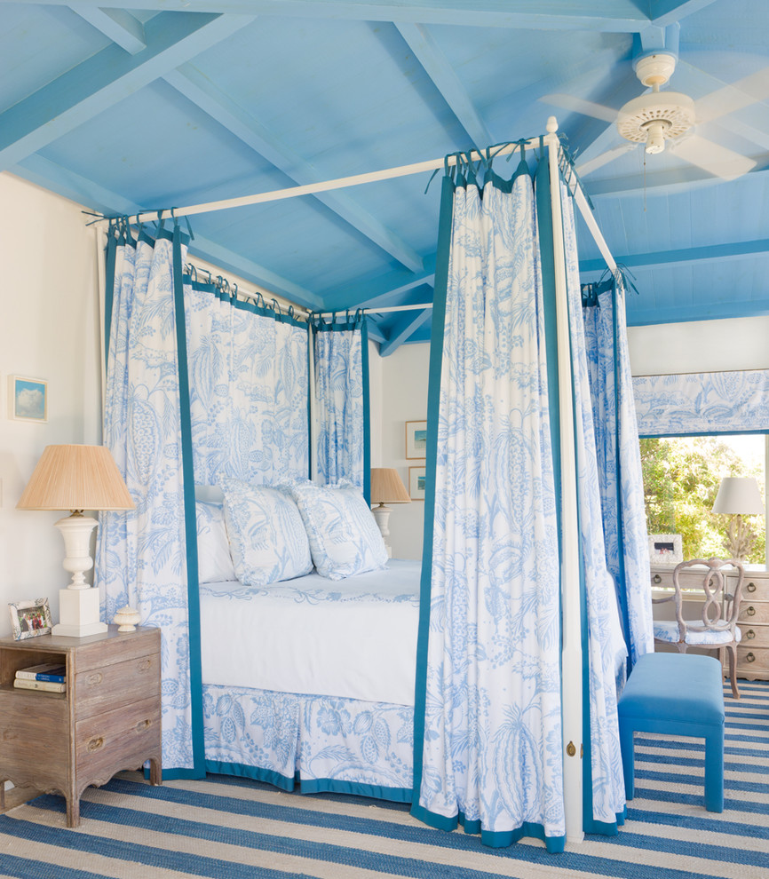 Свежая идея для дизайна: спальня в морском стиле с белыми стенами и синими шторами - отличное фото интерьера
