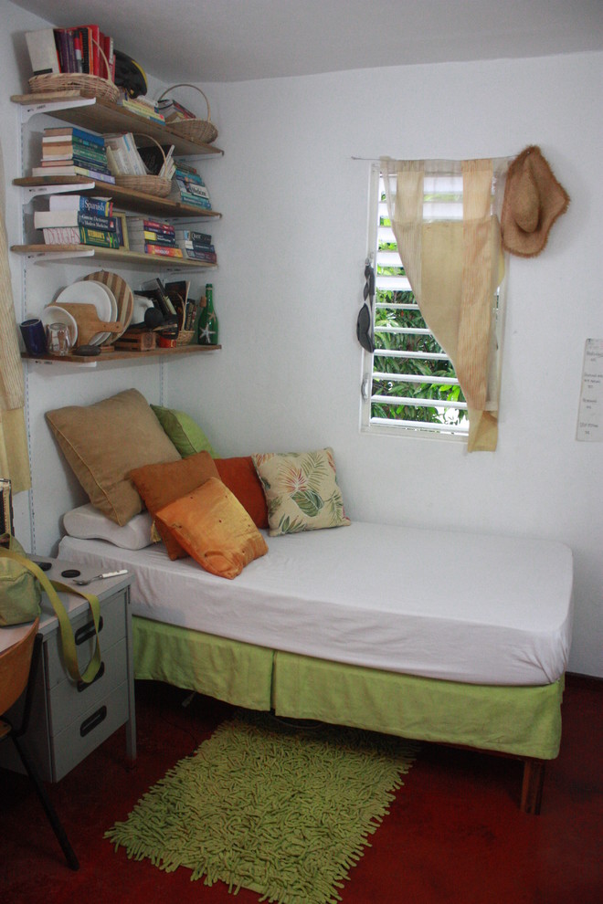 Foto de dormitorio tipo loft exótico pequeño sin chimenea con paredes blancas y suelo de cemento