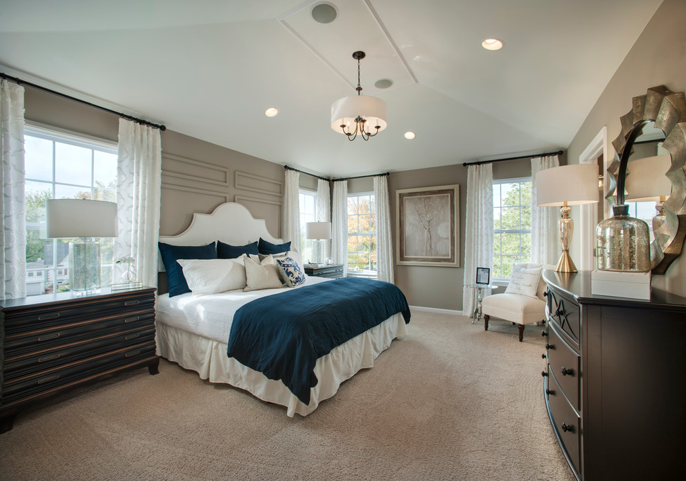 Foto de dormitorio principal clásico renovado grande con paredes grises y moqueta