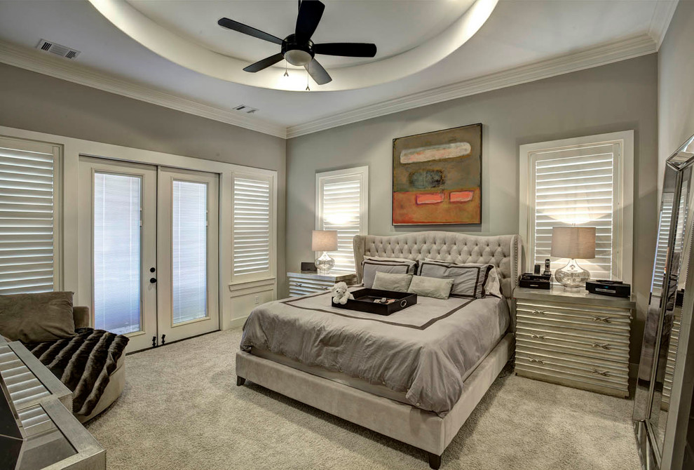 На фото: спальня в стиле неоклассика (современная классика) с серыми стенами и ковровым покрытием