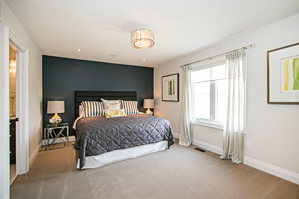 Стильный дизайн: хозяйская спальня среднего размера в современном стиле с синими стенами, ковровым покрытием и коричневым полом без камина - последний тренд