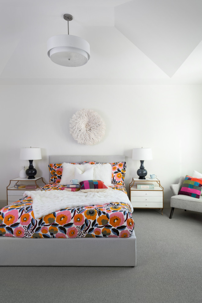 Diseño de habitación de invitados tradicional renovada grande con paredes blancas, moqueta, suelo gris y casetón