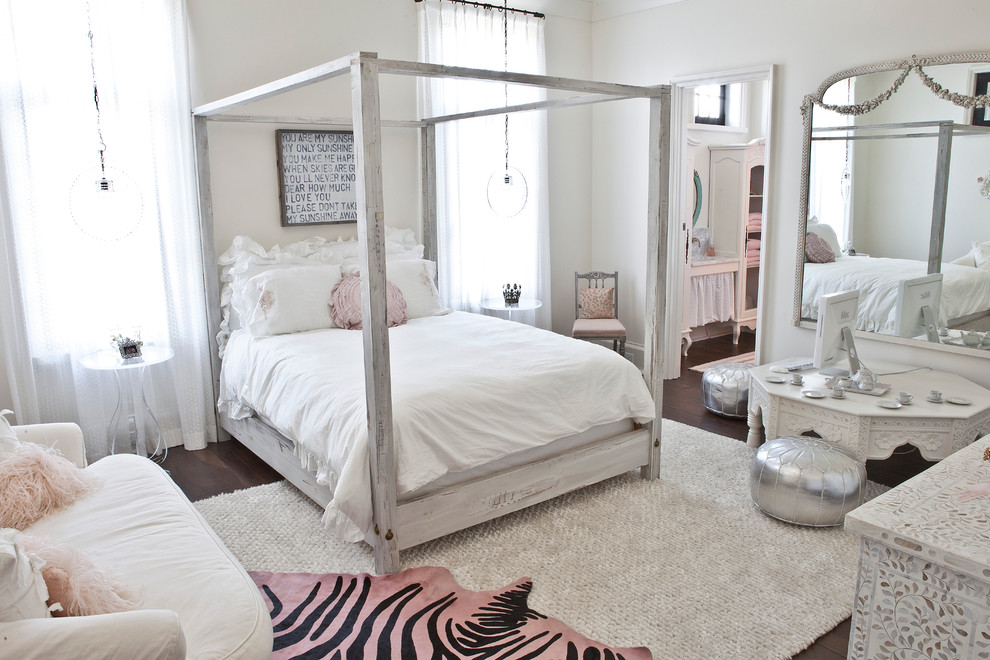 Idéer för shabby chic-inspirerade sovrum, med vita väggar