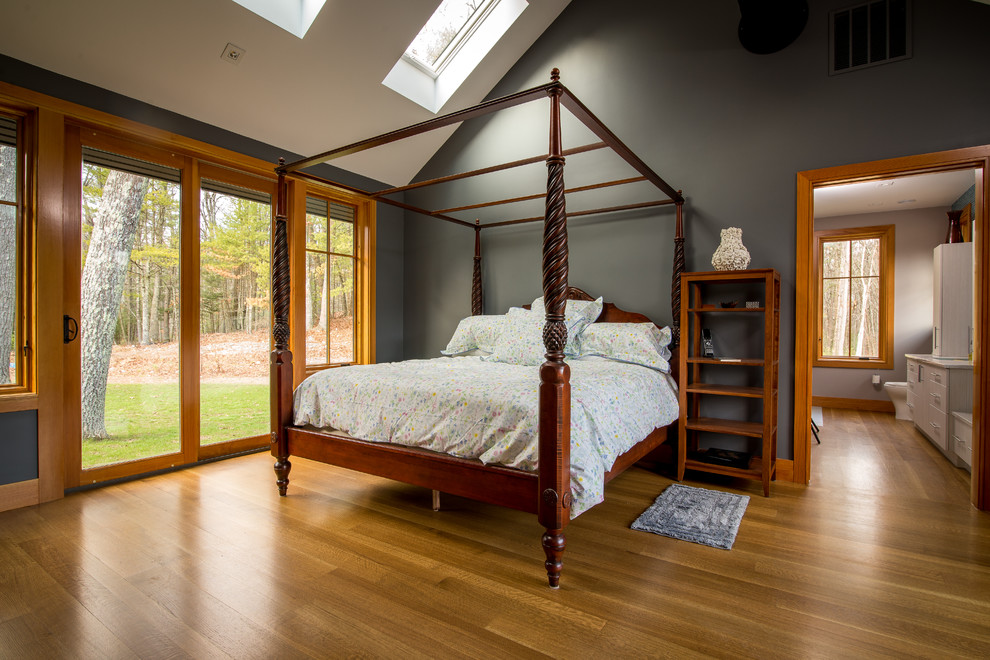 Свежая идея для дизайна: большая хозяйская спальня в современном стиле с серыми стенами и паркетным полом среднего тона - отличное фото интерьера