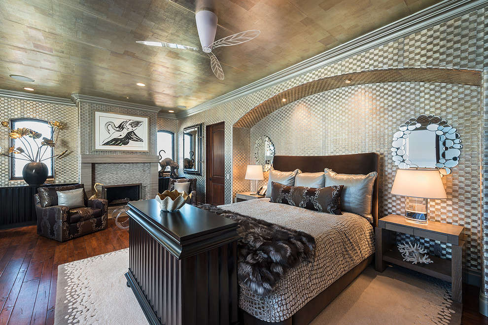 Свежая идея для дизайна: огромная хозяйская спальня в морском стиле с темным паркетным полом, стандартным камином, фасадом камина из плитки, разноцветными стенами и коричневым полом - отличное фото интерьера