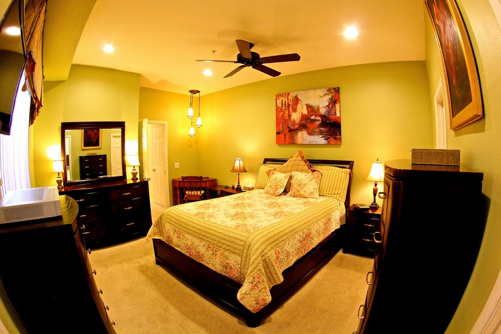 Cette photo montre une chambre chic de taille moyenne avec un mur vert et aucune cheminée.