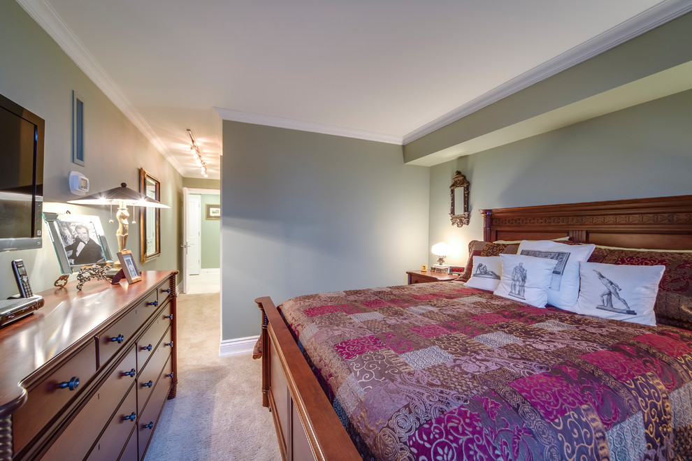 Стильный дизайн: хозяйская спальня среднего размера в классическом стиле с зелеными стенами и ковровым покрытием - последний тренд