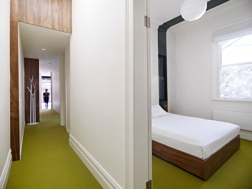 Kleines Modernes Schlafzimmer mit Teppichboden in Melbourne