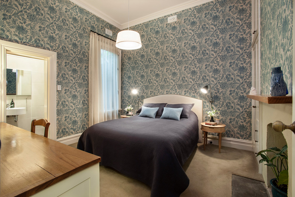 На фото: гостевая спальня (комната для гостей) в классическом стиле с ковровым покрытием, стандартным камином, фасадом камина из кирпича и зеленым полом с