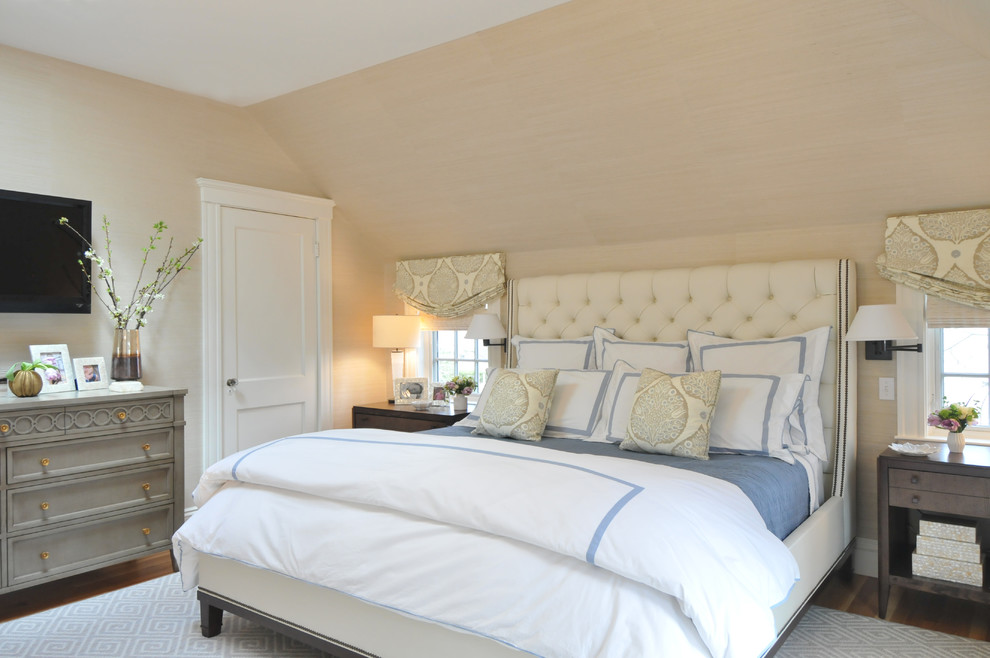 Foto de dormitorio principal clásico de tamaño medio con paredes beige, suelo de madera en tonos medios y suelo marrón