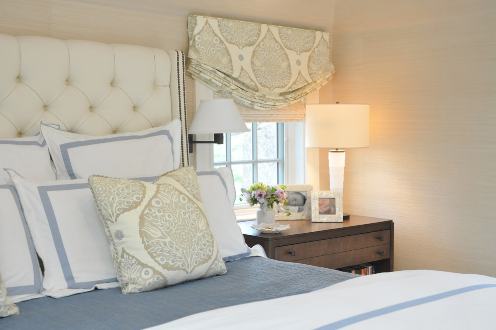 Modelo de dormitorio principal clásico renovado de tamaño medio con paredes beige, suelo de madera en tonos medios y suelo marrón