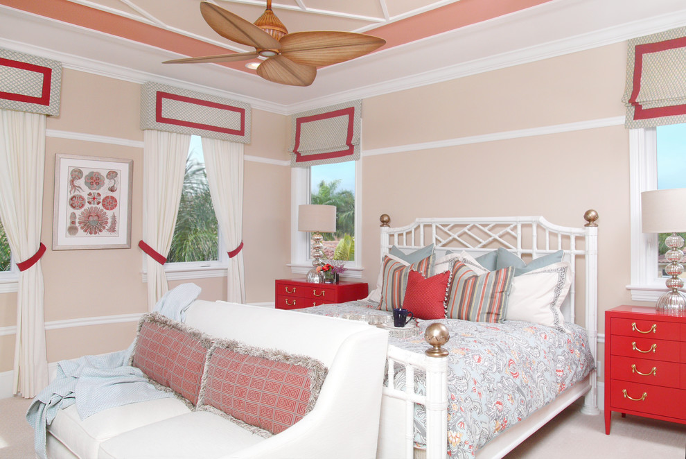 Diseño de habitación de invitados tropical de tamaño medio sin chimenea con paredes beige y moqueta