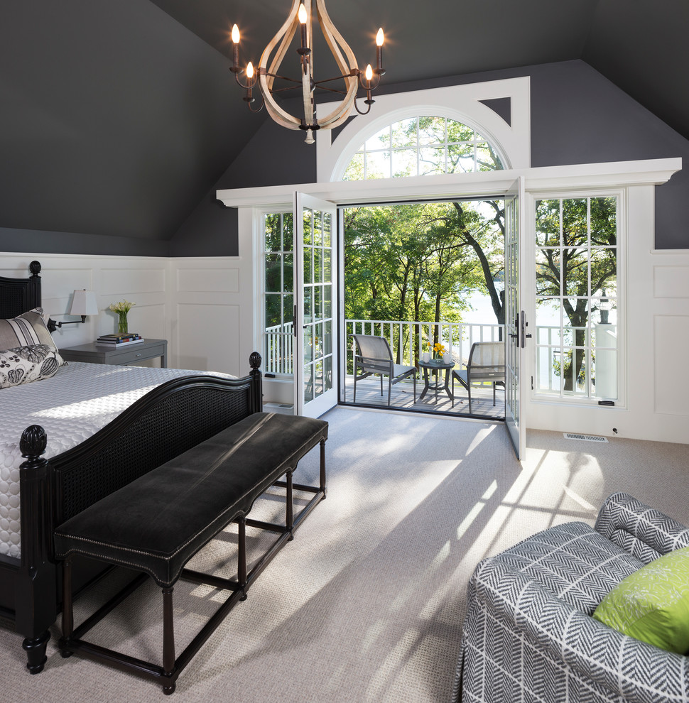 Стильный дизайн: хозяйская спальня в классическом стиле с серыми стенами и ковровым покрытием - последний тренд