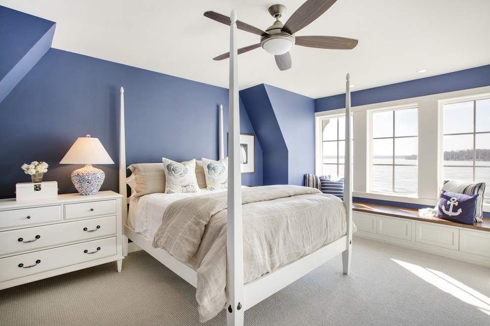 ミネアポリスにあるビーチスタイルのおしゃれな主寝室 (青い壁、カーペット敷き) のレイアウト