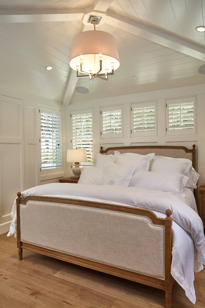 Mittelgroßes Maritimes Hauptschlafzimmer mit weißer Wandfarbe und braunem Holzboden in San Francisco