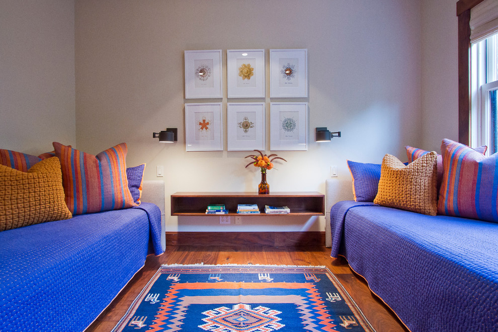 Ejemplo de habitación de invitados bohemia de tamaño medio sin chimenea con paredes beige, suelo de madera en tonos medios y suelo marrón