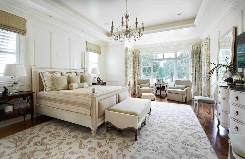 Пример оригинального дизайна: спальня в классическом стиле с белыми стенами и темным паркетным полом