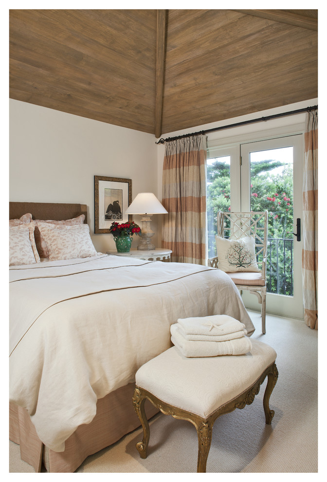 На фото: хозяйская спальня среднего размера в средиземноморском стиле с белыми стенами, ковровым покрытием и бежевым полом без камина